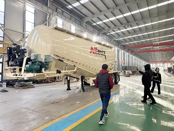 Bem -vindo aos clientes do Cazakhstani para visitar o workshop de semi -trailers de tanques de cimento em massa