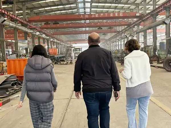 Bem -vindo aos clientes argelinos para visitar o workshop de trailer semi -de -pecada baixa