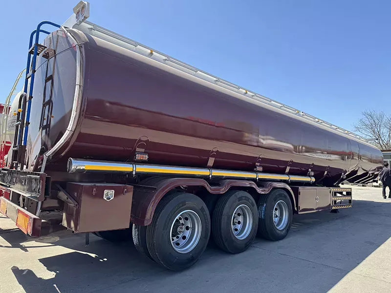 Os clientes do Mali compraram 15 semi-reboques de tanques de petróleo para transporte transfronteiriço de petróleo refinado de nossa empresa.