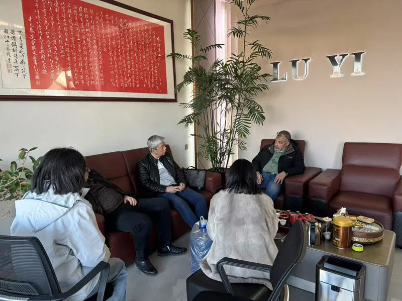 Os clientes da Arábia Saudita visitam a Luyiauto Factory e assinam um pedido para 25 reboques de cinco eixos!
