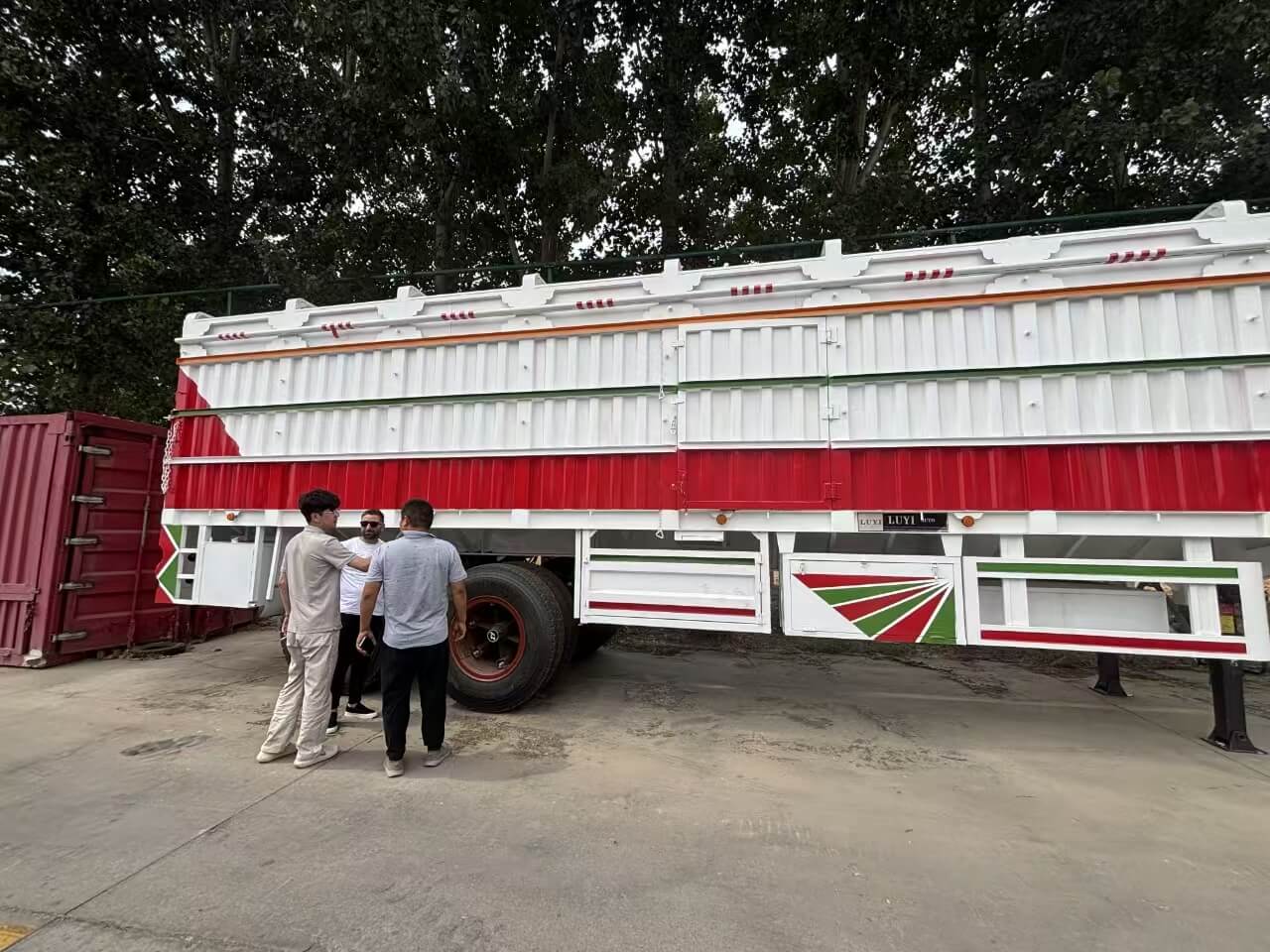 Os clientes sudaneses visitaram a Lu Yi Company para comprar veículos de suspensão lateral de 2 eixos