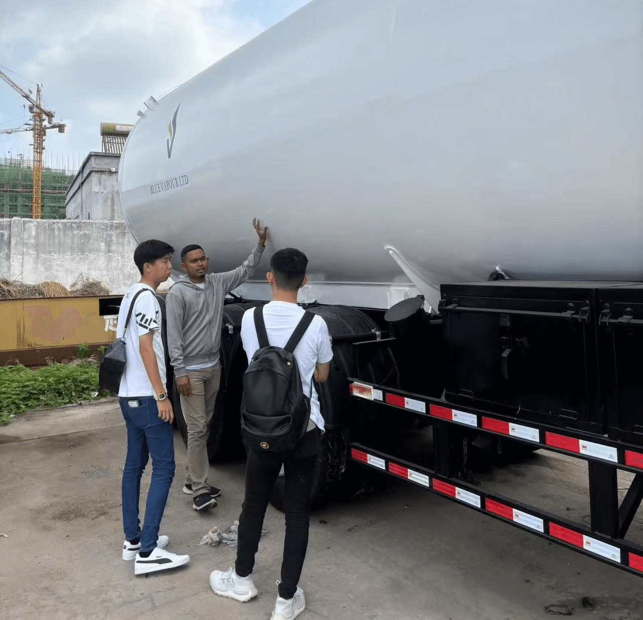Os clientes da Libéria visitaram a fábrica de Luyi e compraram três reboques semi -tanque de petróleo do eixo.