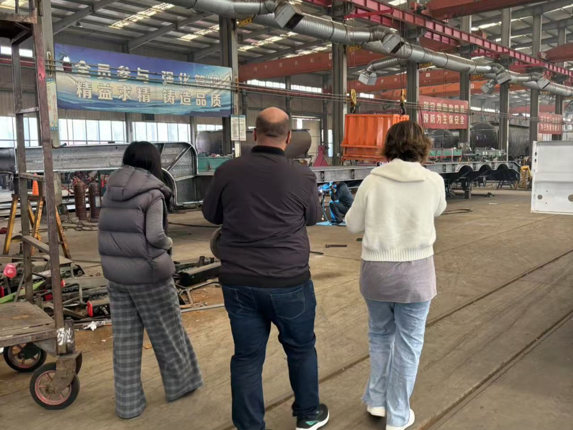Os clientes da Argélia visitaram a fábrica da Luyi e compraram um trailer de três eixos.