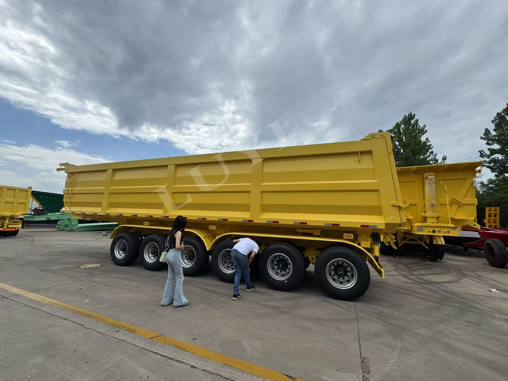 Clientes sauditas realizam inspeção no local de caminhões-tanque de cimento de 30 metros cúbicos e chegam com eficiência a um pedido de cooperação