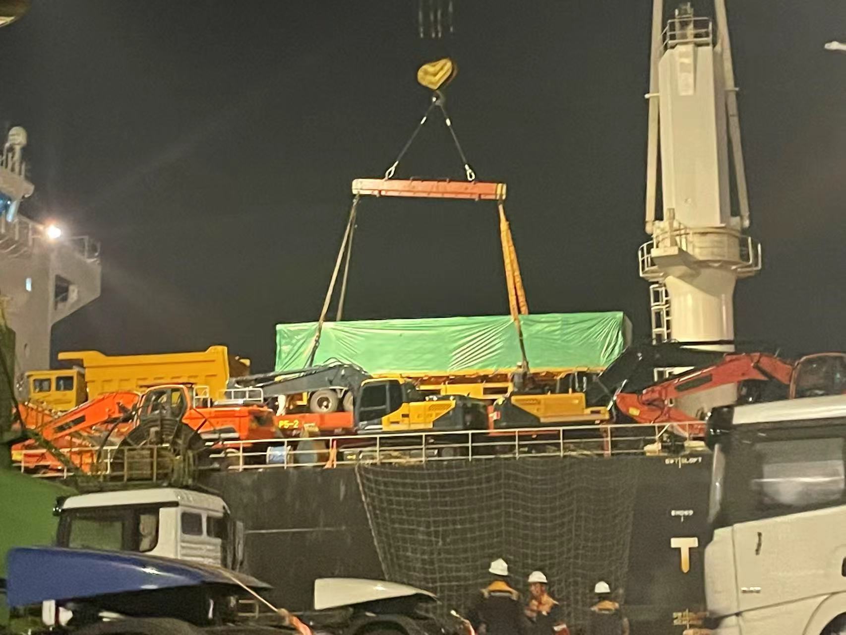 Navegue para Gana! Três semi-reboques planos de LuYi carregados com sucesso no navio