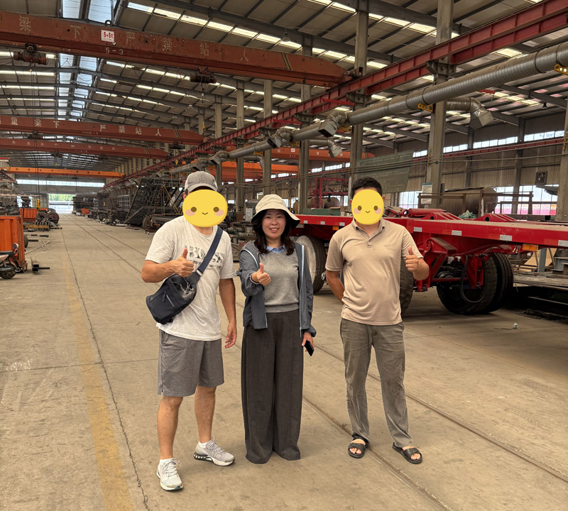 Os clientes cazaques realizaram uma visita local à fábrica de Luyi e o contrato do semirreboque plano foi finalizado