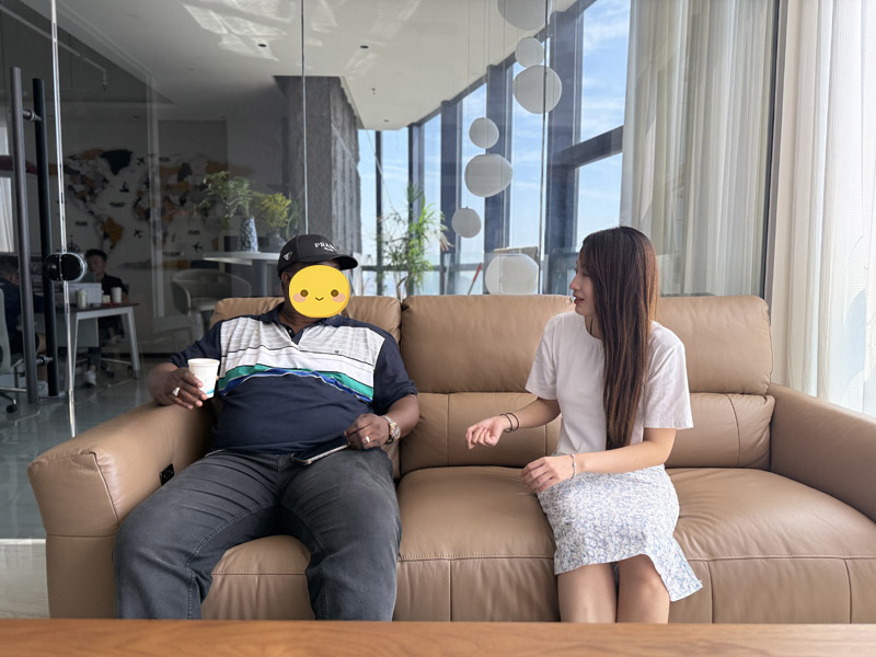 Clientes do Quirguistão visitam a fábrica de Lu Yi e assinam com sucesso um contrato para semirreboques planos de quatro eixos