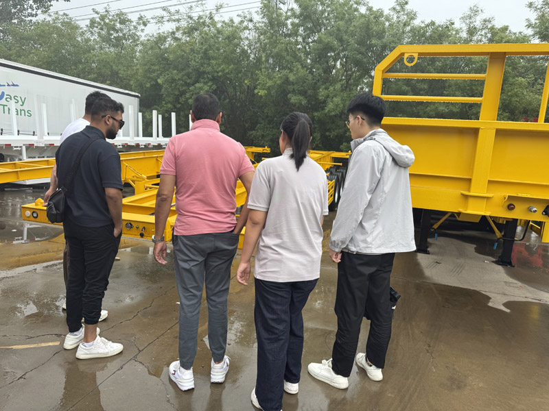 Fábrica de Luyi recebe comerciantes sul-africanos, semirreboques planos atraem intenções de cooperação