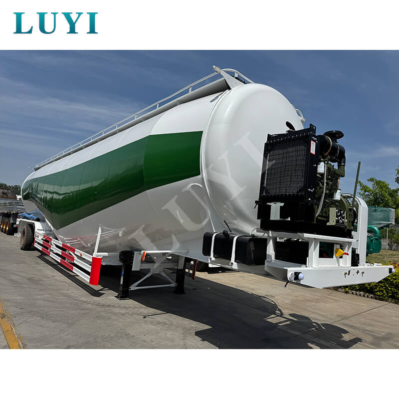 Semirreboque tanque de pólvora Luyi de 3 eixos e 85 metros cúbicos parte para a Guiné, auxiliando a logística de infraestrutura na África Ocidental