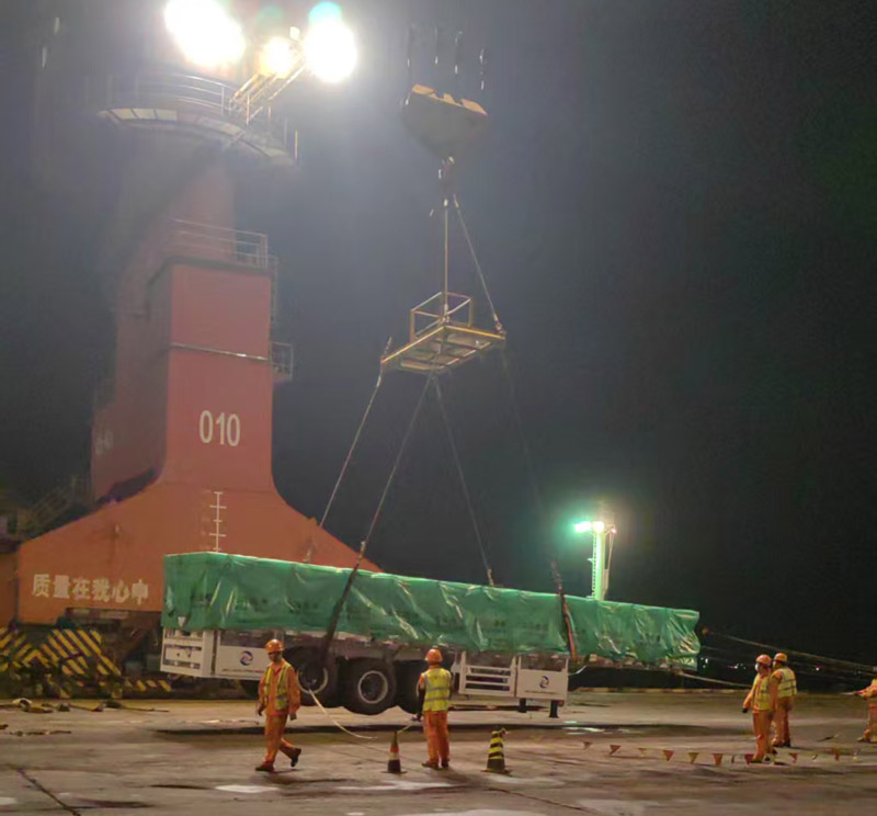 Um lote de semirreboques planos de três eixos Luyi partiu e foi enviado com sucesso para o mercado de Omã