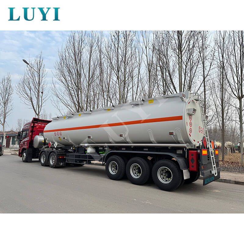 Semirreboque tanque de óleo Luyi de 3 eixos e 3.000 litros enviado para o Senegal, ajudando no transporte local de energia