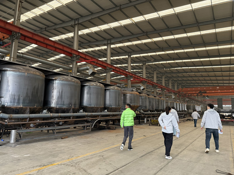 Delegação etíope inspeciona semirreboques-tanque de petróleo de 30 mil litros e negocia detalhes de cooperação