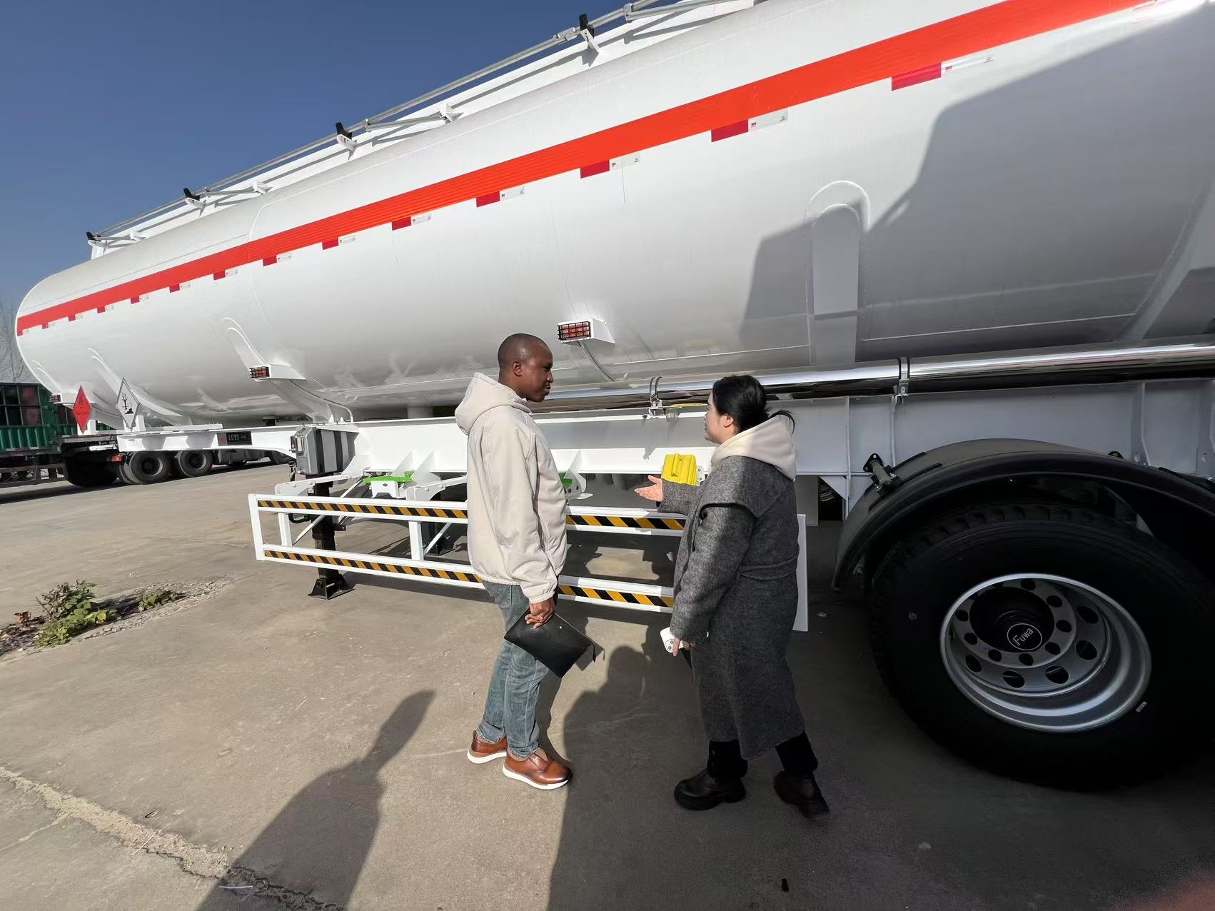 Clientes da Guiné visitam a base de fabricação da LUYI e testemunham em primeira mão a produção do semirreboque 40T