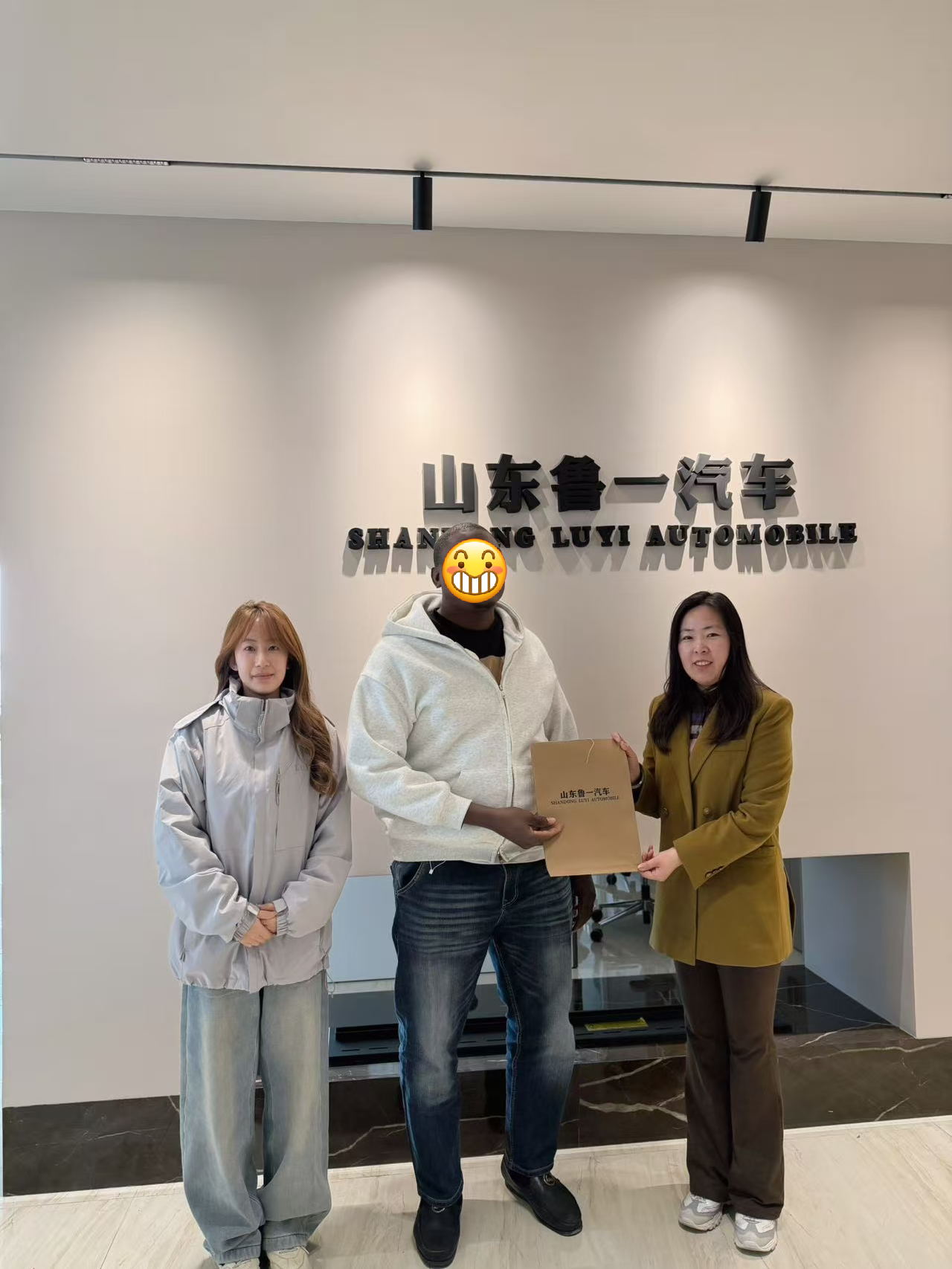 Da visita à fábrica à confirmação do pedido: como a Luyi Auto conquistou a confiança de um cliente da Costa do Marfim para 4 caminhões basculantes pesados