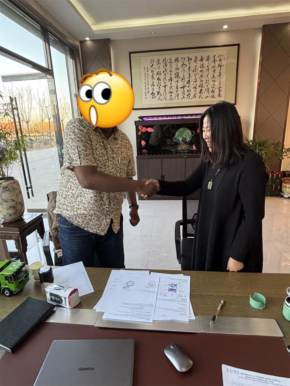 Como uma empresa saudita de transporte pesado escolheu a Luyi Auto para três reboques Lowboy personalizados após uma visita à fábrica