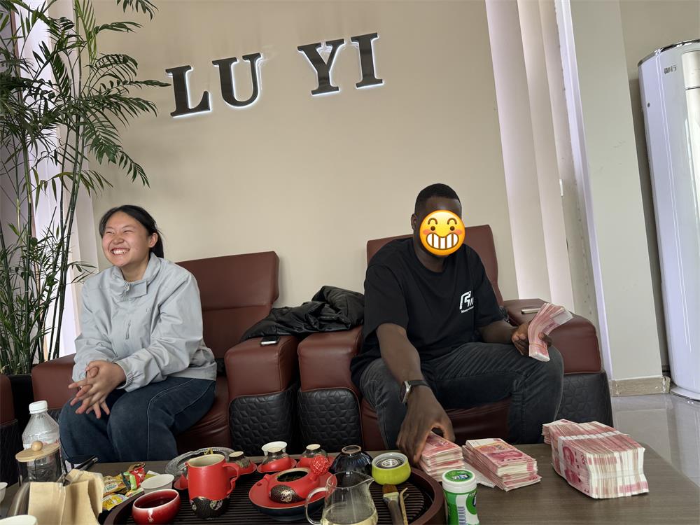 Como a Luyi Auto ajudou um cliente da RDC a melhorar o transporte pesado de minério com semirreboques de parede lateral personalizados