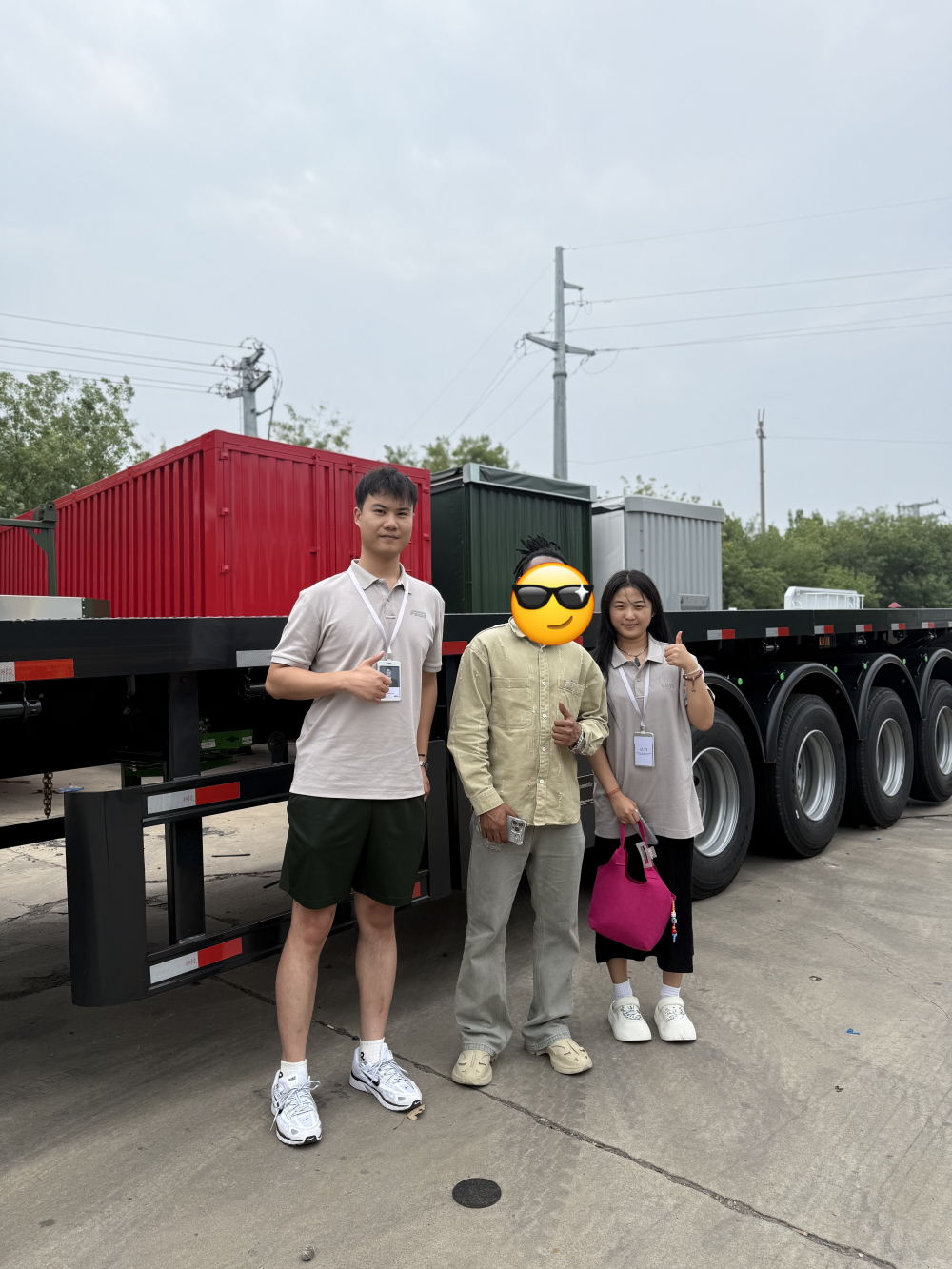 Cliente de logística da Suazilândia visita a Luyi Auto e encomenda três reboques planos pretos personalizados para transporte de carga em estradas irregulares Cliente de logística da Suazilândia visita a Luyi Auto e encomenda três reboques planos pretos personalizados para transporte de carga em estradas irregulares